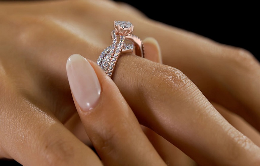 The Guide to the Perfect Diamond Engagement Ring for Christmas